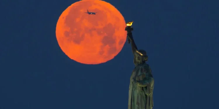 Strawberry Supermoon Peaks Tonight